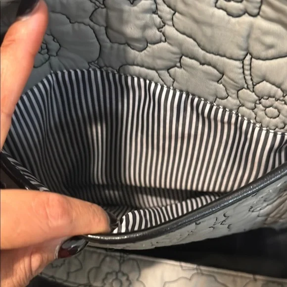 Gray Crossbody Bag with Quilted Floral Pattern - Picture 7 of 8